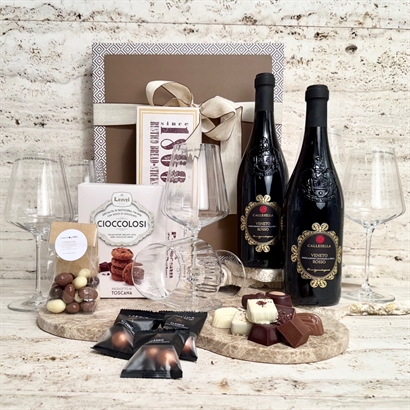 Luksuskurv med Georg Jensen rødvinsglas, rødvin og delikatesser